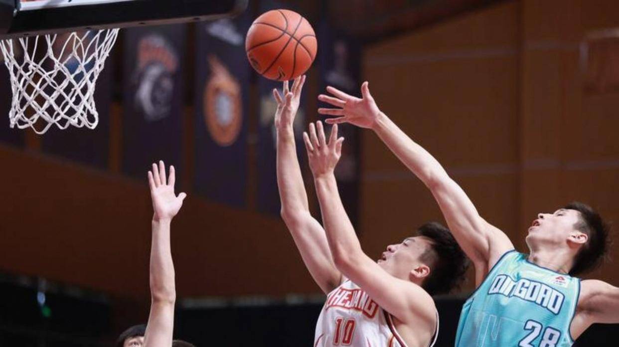 国际比赛日中超焦点战，山东男篮绝杀压哨，球迷炸锅，资深球员宣示担当的简单介绍